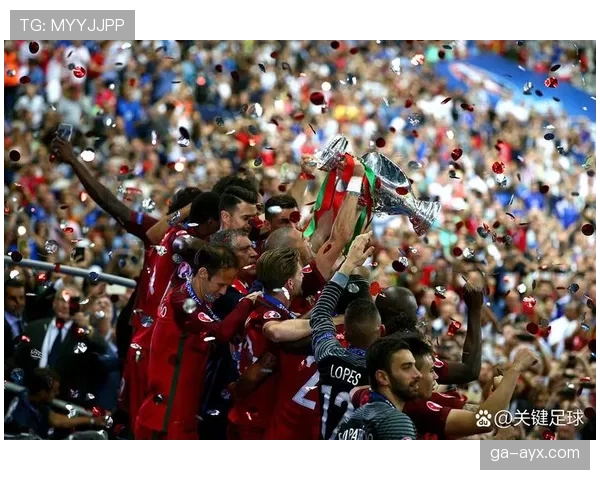 中国足球迎来世界杯资格赛，球迷熬夜助威展现激情状态值得关注